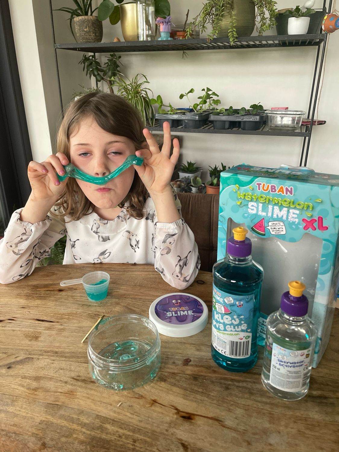 Meisje speelt met tuban slijm