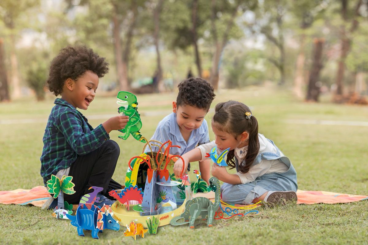 Spelende kinderen in het park met een knutselset